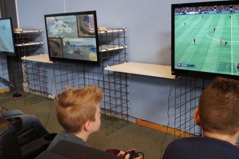 to drenge der sidder og spiller playstation
